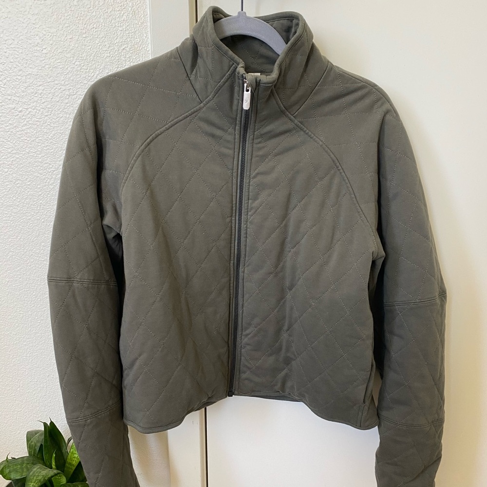 Lululemon quilt cropped jacket. W Size 6